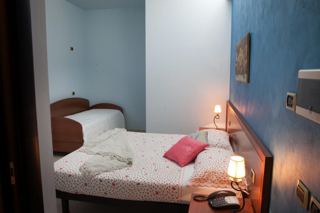 Pensione Degli Ulivi Porto SantʼElpidio Habitación foto
