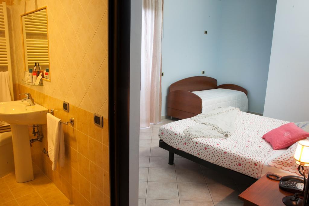Pensione Degli Ulivi Porto SantʼElpidio Habitación foto